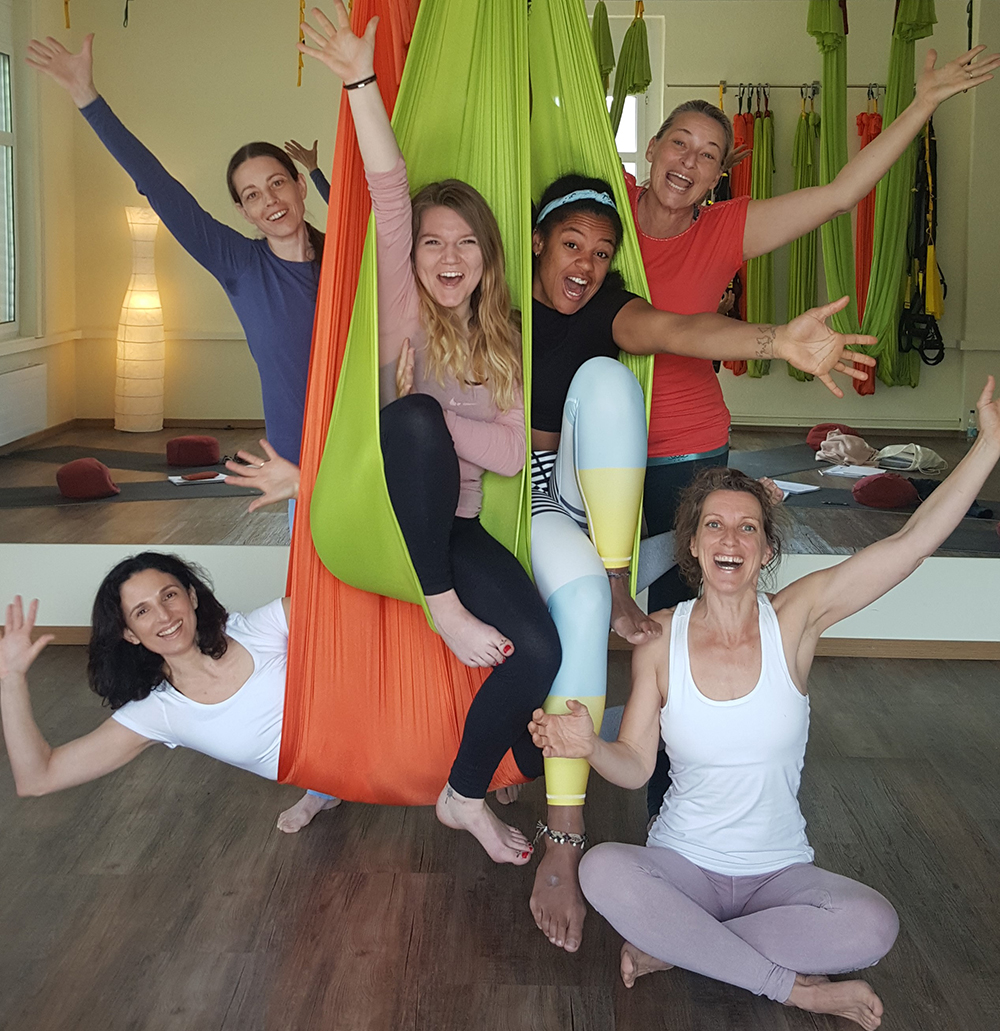 Gruppe von Frauen freuen sich über das bestandene Teacher Training Aerial Yoga
